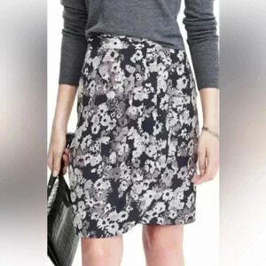 Banana Republic Skirt Ruched White/Black Tuli Floral Size 4 petite
